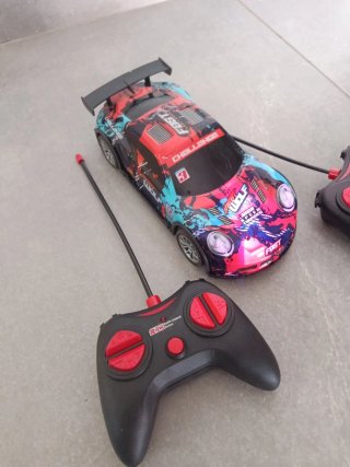 Coche teledirigido con 2 mandos