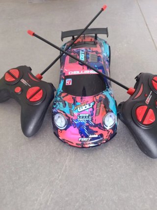 Coche teledirigido con 2 mandos