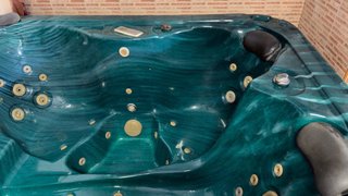 Jacuzzi verde 1500€
