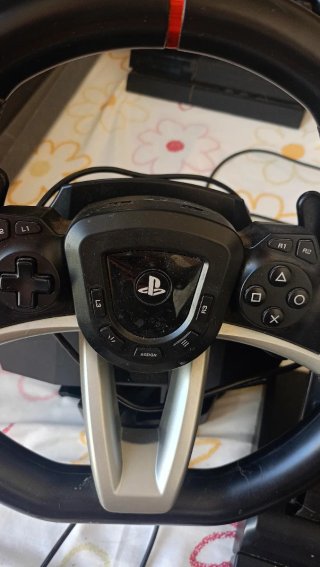 Volante HORI PS4/PS5 con Pedales