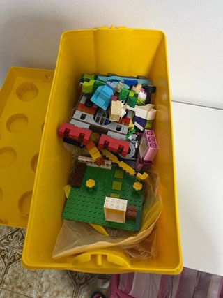 LEGO classic con piezas LEGO dentro