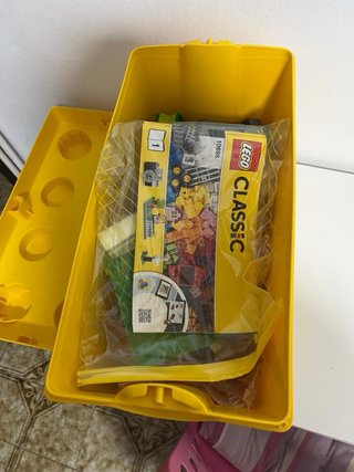LEGO classic con piezas LEGO dentro