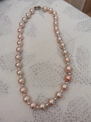 Collar de perlas color rosado