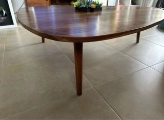 Mesa baja de madera triangular