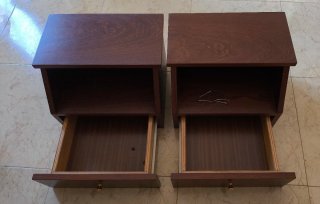 Mesitas de noche de madera colgantes