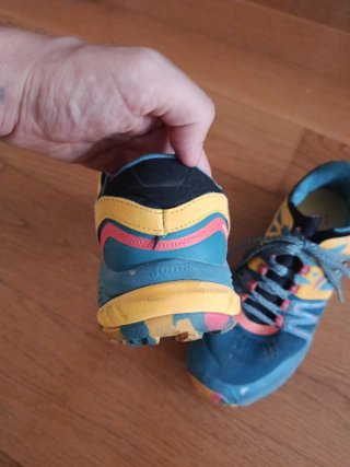Zapatillas deportivas azules y amarillas