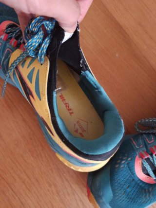 Zapatillas deportivas azules y amarillas