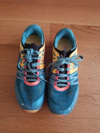 Zapatillas deportivas azules y amarillas