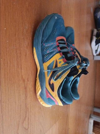 Zapatillas deportivas azules y amarillas