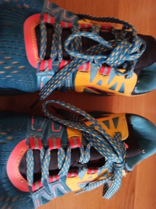 Zapatillas deportivas azules y amarillas
