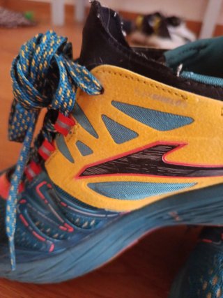 Zapatillas deportivas azules y amarillas