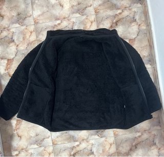Sudadera pelo negra con cremallera