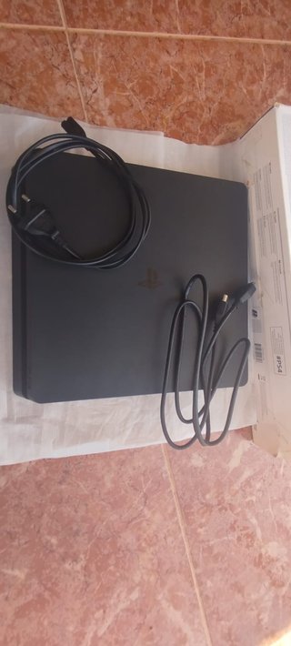 PS4 500GB + Mando y Cables