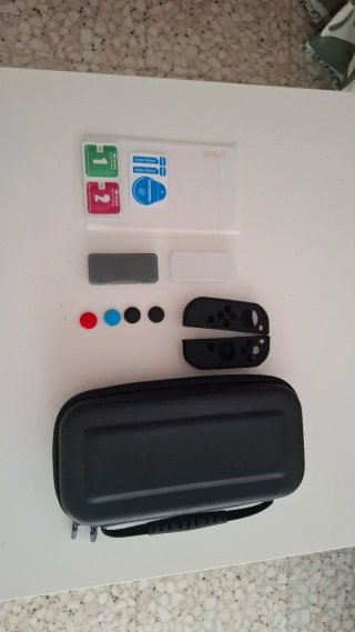 Nintendo Switch Azul/Rojo con funda y accesorios