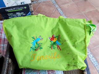 Bolso de playa verde con loros y Tenerife