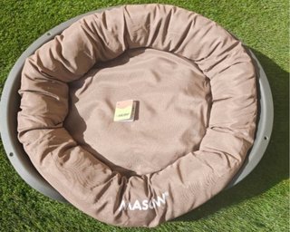 Cama para mascotas beige y gris