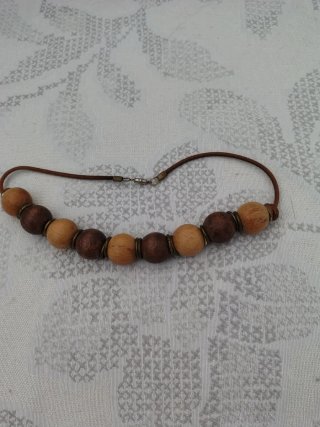 Collar de bolas de madera