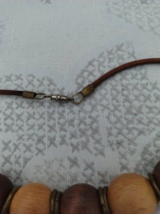 Collar de bolas de madera