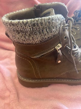 Botines marrones con cremallera y cordones