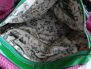 Bolso de rafia fucsia con detalles verdes
