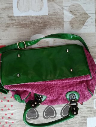 Bolso de rafia fucsia con detalles verdes