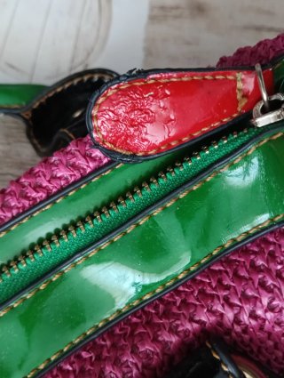 Bolso de rafia fucsia con detalles verdes