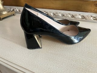 Tacones Zara charol negros y dorados