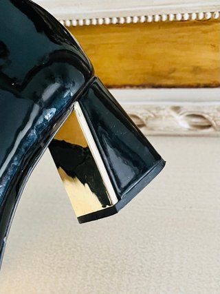 Tacones Zara charol negros y dorados