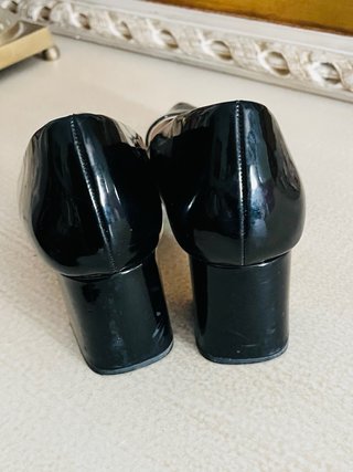 Tacones Zara charol negros y dorados
