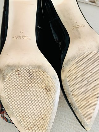 Tacones Zara charol negros y dorados