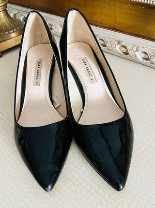 Tacones Zara charol negros y dorados