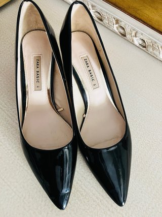 Tacones Zara charol negros y dorados