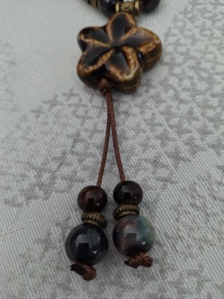 Collar con abalorios de piedra