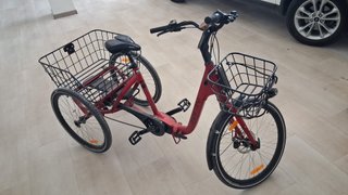 Triciclo Eléctrico Rojo con Cestas