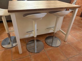 Isla cocina hueso/roble con taburetes