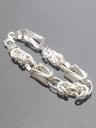 Pulsera de plata con eslabones entrelazados
