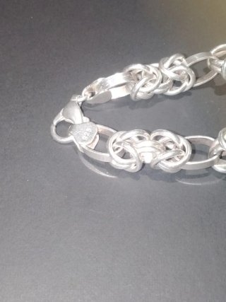 Pulsera de plata con eslabones entrelazados