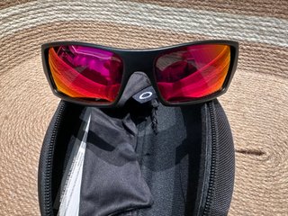 Gafas de sol Oakley negras y rojas