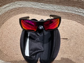 Gafas de sol Oakley negras y rojas