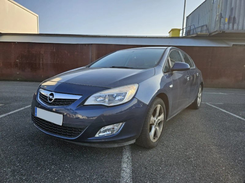 Opel Astra 2012 - foto 1