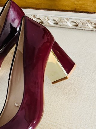 Tacones Zara charol burdeos