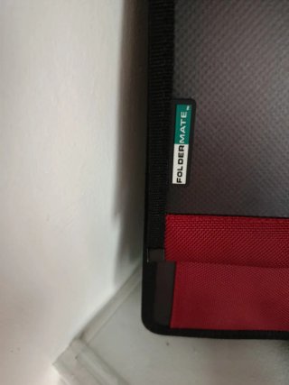 Portadocumentos Folder Mate Negro y Rojo
