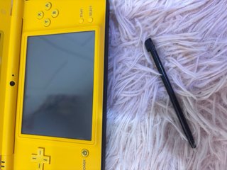 Nintendo DSi XL Amarilla + Lápiz y Cartucho juegos