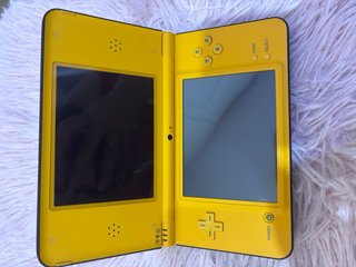Nintendo DSi XL Amarilla + Lápiz y Cartucho juegos