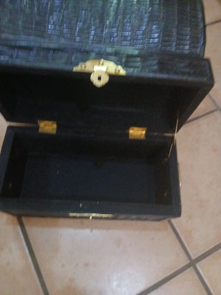 2 Baúles de Mimbre Negros con Detalles Dorados