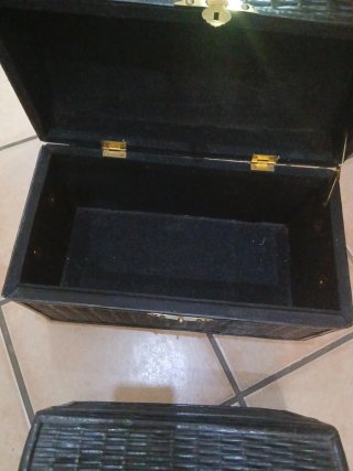 2 Baúles de Mimbre Negros con Detalles Dorados
