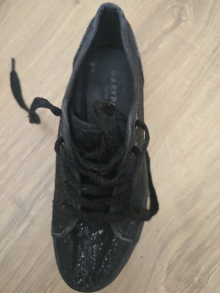 Zapatillas negras con brillos