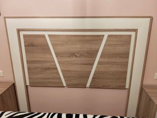 Dormitorio completo con mesitas, sifonier y base