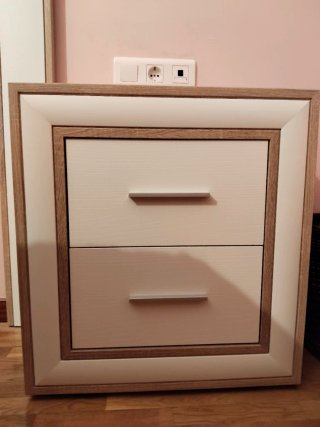 Dormitorio completo con mesitas, sifonier y base