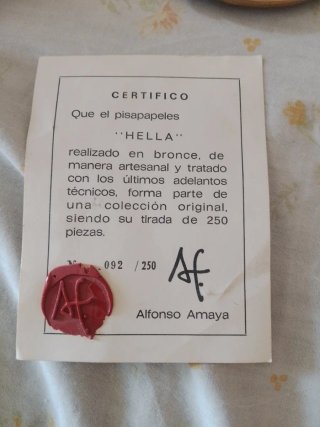 Pisapapeles decorativos HELLA y ceniceros